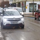 La avenida Arlanzón lleva años esperando el mantenimiento de firmes y de aceras; mientras tanto, las lluvias agravan todavía más su deterioro.