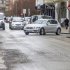 La avenida Arlanzón lleva años esperando el mantenimiento de firmes y de aceras; mientras tanto, las lluvias agravan todavía más su deterioro.