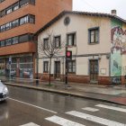 Vista del edificio municipal ubicado en el número 2 de San Pedro y San Felices en el que los vecinos exigen intervenir por el riesgo de colapso.
