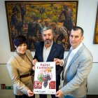 Los sumilleres de Tiempos Líquidos Laura Rodrígeuz y Diego González muestral e cartel de 'Raíces enológicas' junto con Tomás Fisac.