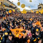 Miles de personas celebran el comienzo del Carnaval del Toro con el tradicional 'El Campanazo' en Ciudad Rodrigo (Salamanca).
