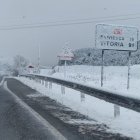 La carretera N-I despejada a su paso por La Bureba a través de un paisaje nevado.