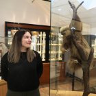 El Museo del arquitecto Jerónimo Arroyo; el espacio de Ciencia y Humanismo en la torre observatorio; y las tres salas del Museo de Ciencias Naturales conforman un recorrido que sorprende incluso a antiguos alumnos, en la imagen la bióloga y coordinadora de los museos, Verónica Viñas, junto a un ejemplar de Perezoso naturalizado.