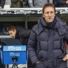 Ramis, con gesto serio frente al banquillo en el partido ante el Cádiz en El Plantío.