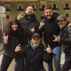 Jesús Alijo, junto a Lourdes, Yus, Trascasa y Emilio; de Burgos Heavy Metal, en la Plaza Mayor de Lerma.