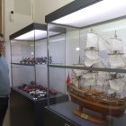 El Ateneo de Palencia acoge una exposición de miniaturas de la Asociación de Miniaturistas Asociados Palentinos que cumple 25 años dedicados al modelismo a escala, en la imagen el presidente de la asociación, Juan Pablo Gutiérrez.