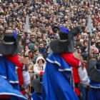 A pesar del frío, el público respondió a la cita a los pies de la Catedral con la comparsa de la Recreativa Castellana y sus siete ácidas coplas.