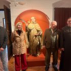 Santonja, (2 d), durante su visita a la muestra.