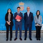 Los miembros del consejo ejecutivo del Ceubu con el rector.