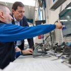 Mañueco, durante su visita a la empresa Technoform.