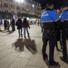 Dos agentes de Policía Local de servicio en la Plaza Mayor, en Burgos.