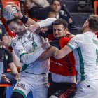 João Furtado trata de zafarse de la defensa para lanzar a portería.