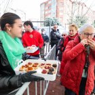 Instante del reparto de la cecina.