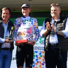 Josh Burnett, en el podio de Lucena como mejor escalador de la carrera.