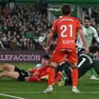 Íñigo Córdoba protagonizó la oportunidad más clara del partido, que atajó Ezkieta.