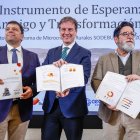 Carlos Gallo, Borja Suárez y Vicente Orden, durante la presentación del estudio que analiza el impacto del programa de microcréditos de Sodebur.
