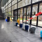 Calderos en el polideportivo El Plantío por las goteras en la cubierta.