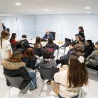 Alumnos participantes en el programa Planea Emprendedores solicitan un préstamo en las oficinas de Arquia.