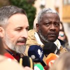 El presidente de VOX, Santiago Abascal (i), durante un 'canutazo' en Peñafiel.