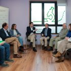 Fernández Mañueco  en su visita a la sede de la Asociación Española contra del Cáncer de Soria.