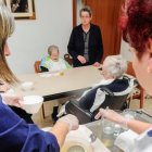 Trabajadoras del servicio de Ayuda a Domicilio atienden a varias religiosas ancianas.