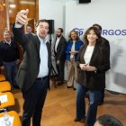 El candidato a la presidencia, Alfonso Fernández Mañueco, con la cabeza de lista del PP por Burgos, Marta Arroyo, antes del arranque de la campaña.