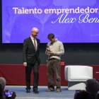 La Universidad de Burgos premia a Álex Benlloch, fundador de Nude Project, con el galardón Talento Emprendedor.