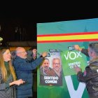 Vox Burgos inicia la campaña electoral autonómica con la pegada de carteles en la Plaza Vega.