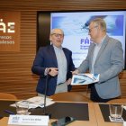 El presidente de FAE, Ignacio San Millán, y el coordinador del Índice de Confianza Empresarial de FAE, Iñigo Llarena, conversan antes de la presentación del estudio.