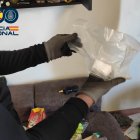 Imagen de un agente de la Policía en la operación 'Manzano'.