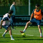 Ramis observa de lejos el desarrollo de un entrenamiento en la ciudad deportiva.