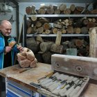 Escultor Alfredo Martín 'Chis'  en su taller de Ampudia(Palencia).