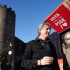 El secretario general del PSOECyL y candidato a la Presidencia de la Junta, Carlos Martínez, junto a la candidata abulense Carmen Iglesias en Arenas de San Pedro (Ávila).