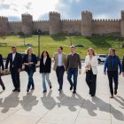 El presidente del Partido Popular, Alberto Núñez Feijóo (4d), el presidente de la Junta y candidato a la reelección, Alfonso Fernández Mañueco (5i), a su llegada al acto de partido junto con otros resposables autonómicos y locales del PP.