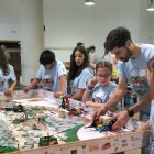 El grupo Arqueobots de Soria intentan arreglar los problemas de última hora en la sala de entrenamiento de la First Lego League Burgos.