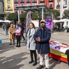 Lucía Echevarrieta y Alvise Pérez, líder de SALF, en la Plaza Mayor de Burgos.