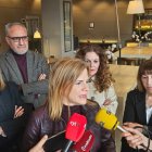 La secretaria de Igualdad del PSOE, Pilar Bernabé, se ha reunido este lunes en Ponferrada (León) con diversos colectivos y entidades de El Bierzo que defienden la igualdad.