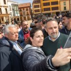 El lider de Vox, Santiago Abascal, visita Almazán acompañado del candidato a la Junta, Carlos Pollán.