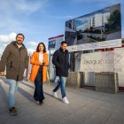 Daniel de la Rosa y Esther Peña acompañan a César Ramos, ponente de la Ley Estatal de Vivienda, en la visita a la promoción de VPO para jóvenes de la Junta.