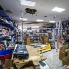 Imagen de la parte dañada de la tienda que está cerrada al público y parte de los productos dañados e inservibles para la venta.