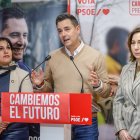 Daniel de la Rosa, junto a Estrella Paredes y María del Mar Arnaiz, en la sede electoral del PSOE en Gamonal.