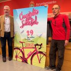 Luis Marquina, derecha, en la presentación de las XXIX Jornadas del Mundo en Bici acompañado por el concejal de Juventud, Carlos Niño.