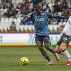 Curro Sánchez disputa un balón a un rival.