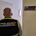 Detenido en Laguna por amenazar a su padre con una pistola para que abriera la caja fuerte y robarle 30.000 euros.