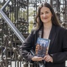 La escritora burgalesa María Estébanez, con su nueva novela.