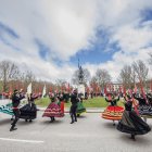 El folclore burgalés danza a los pies de la estatua de Diego Porcelos.