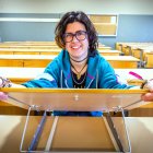Nevenka García Gómez posa con el atril que necesita para tomar apuntes en su clase en el grado de Comunicación Audiovisual de la UBU.