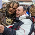 un burgalés se hace una foto con un orco en el Mercado Medieval de Gamonal.