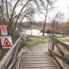 El acceso todavía presenta el vallado de obra, que pronto desaparecerá.