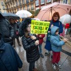 Un momento de la concentración de las familias afectadas por el cese de la actividad, el pasado lunes en la Plaza Mayor.